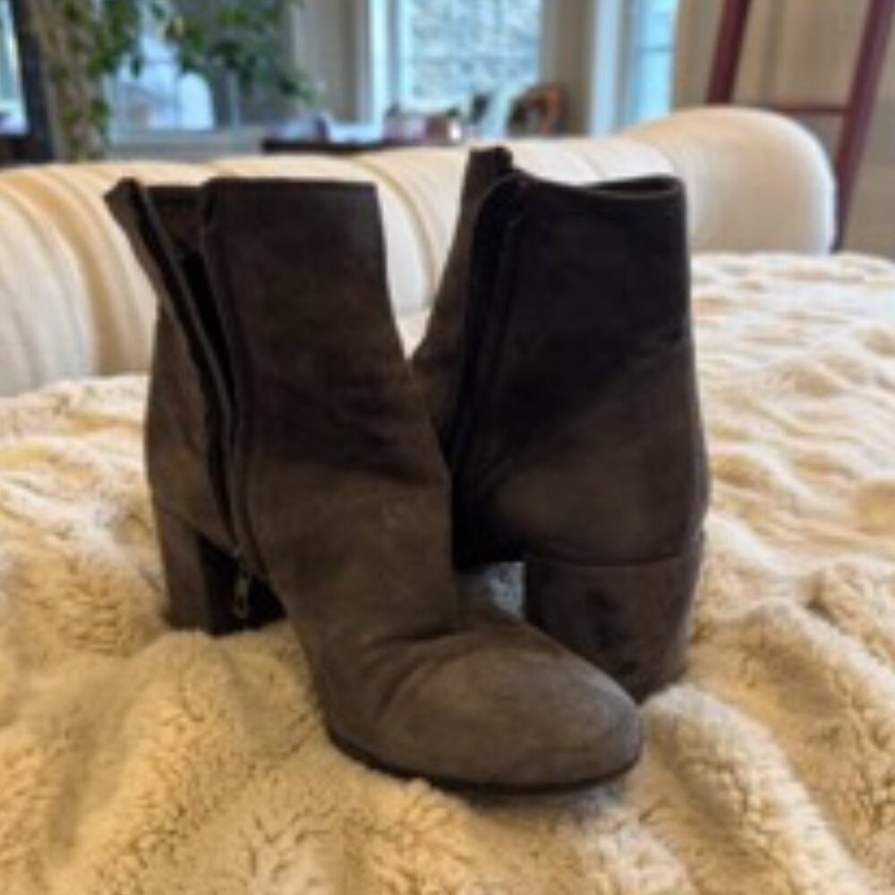 Vince Blakely Suede Booties in Gray - size 8 (38)
